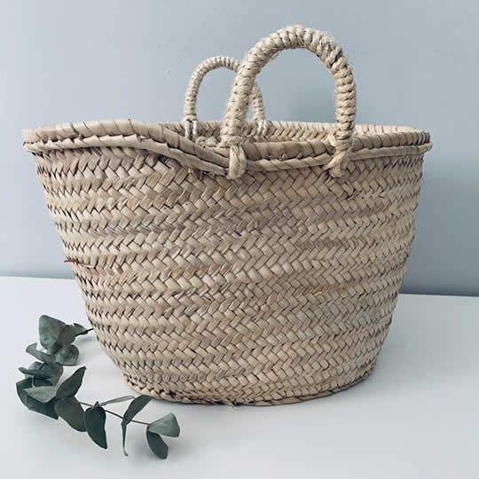 cesta de mimbre con asas cortas de palma para decorar la canastilla del recién nacido