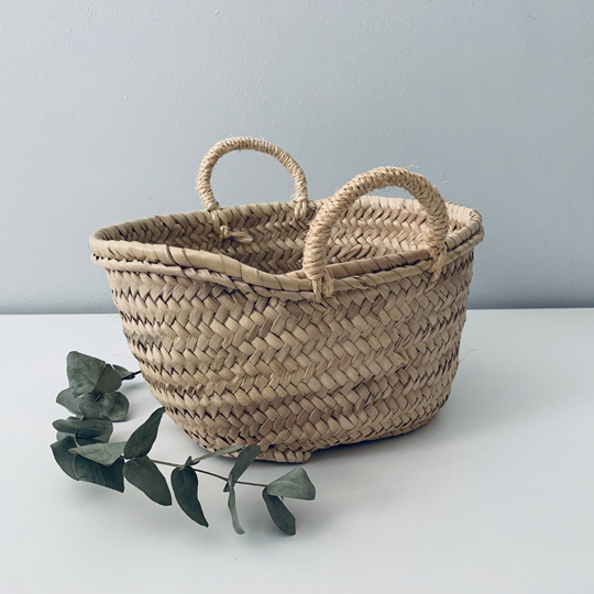 cesta de mimbre para complementar el regalo del recién nacido