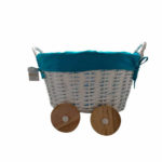 cesto de mimbre en tonos azules con ruedas de madera como canastilla de regalo para bebés