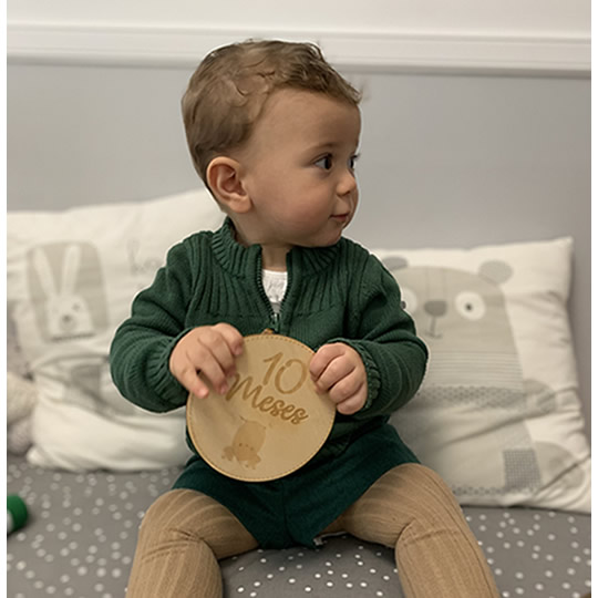 cumplemes de madera personalizado para hacer fotos bonitas hasta el año a tu bebé con bolsa de algodón personalizada