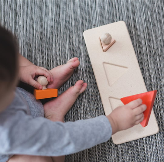 encajable de tres triángulos de madera de diferentes tamaños juegos montessori como regalo para los bebés a parti de 12 meses