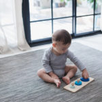 encaje de cículos de madera de diferentes tamaños juegos montessori como regalo para los bebés a partir de 12 meses