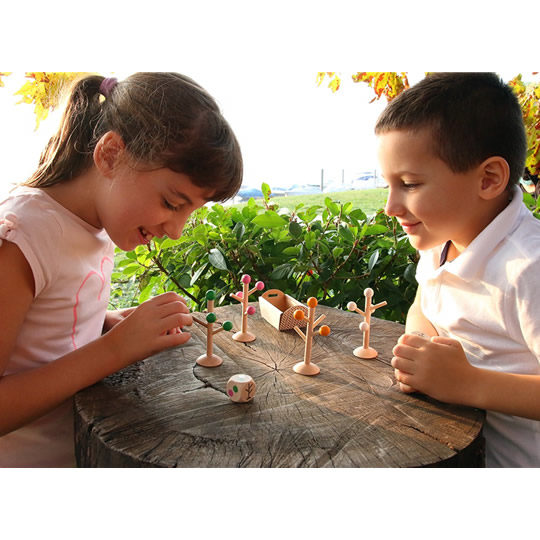 niños jugando al juego de las estaciones de milaniwood como regalo