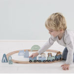 set de trenes adventure azul de little dutch como regalo para niños a partir de 3 años