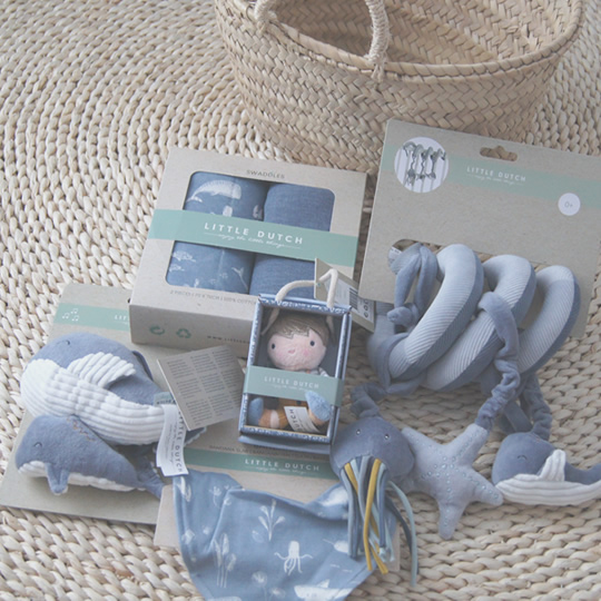 textiles y juguetes como regalo para recién nacido para canastilla de bebé